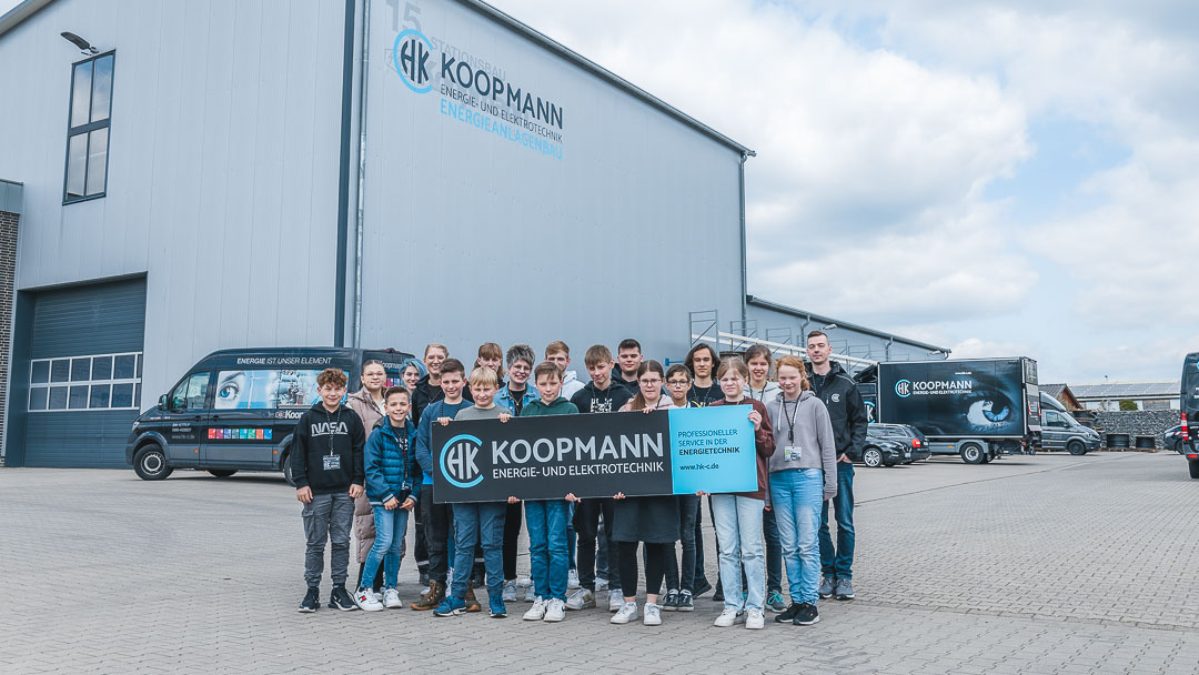 Alle Schüler:innen stehen für ein Gruppenfoto vor dem Energieanlagenbau der KOOPMANN Gruppe