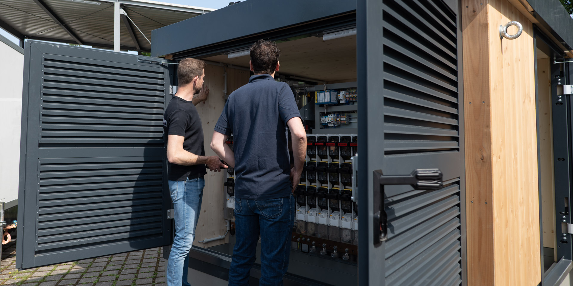 Die Kund:innen hatten vor Ort die Möglichkeit sich unsere Netzstationen aus Holz anzuschauen.