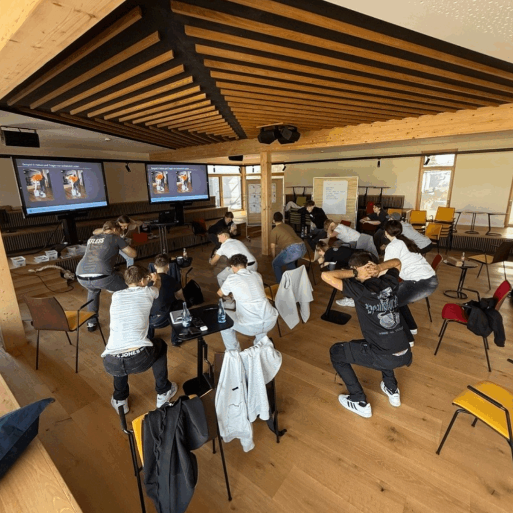 Bei den Azubi-Onboarding-Tagen in Cloppenburg wurde ein kurzes Sportprogramm eingelegt, welches durch unser Gesundheitsmanagement durchgeführt wurde.