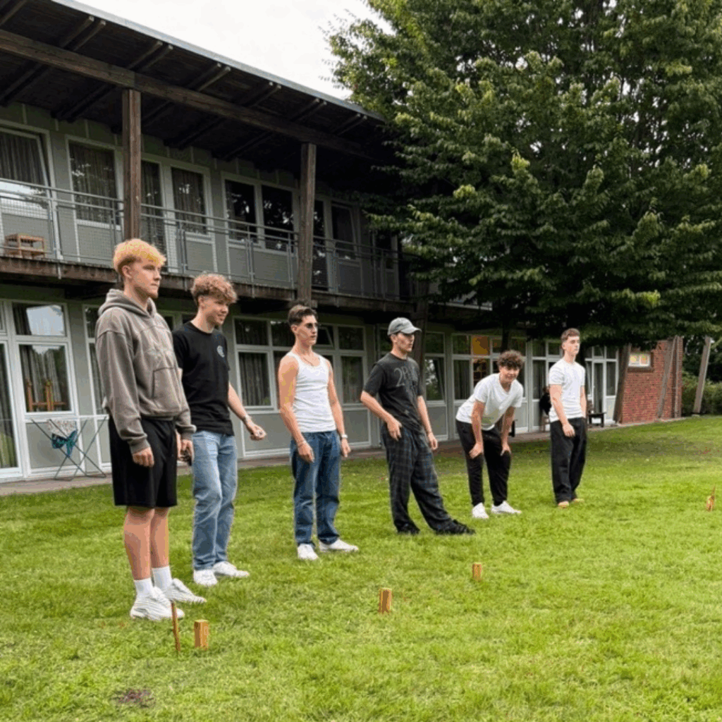 Beim Kubb spielen in der Jugendherberge an der Talsperre in Thüle konten sich die Azubis noch besser kennenlernen.