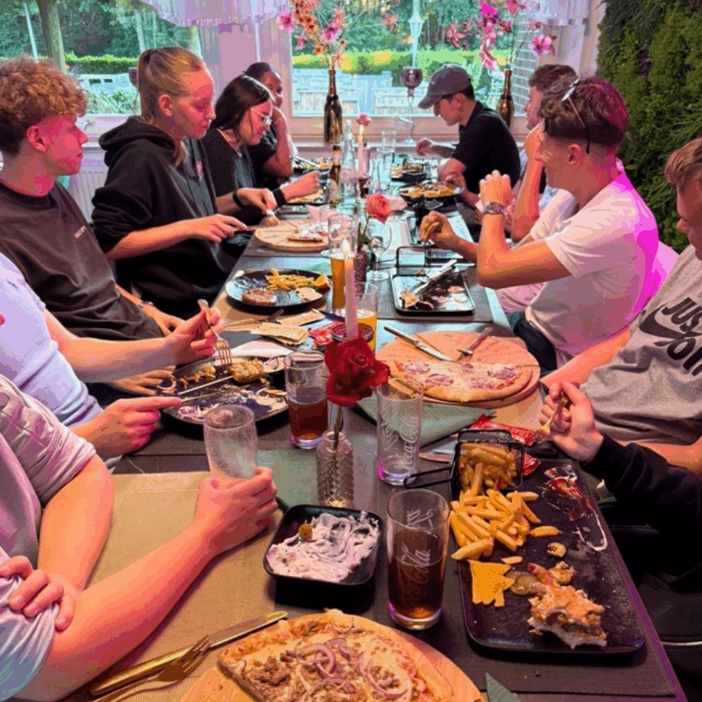 Bei einem leckeren Abendessen im Restaurant "La Bella" in Garrel ließen die Azubis ihren ersten tag bei Koopmann ausklingen.