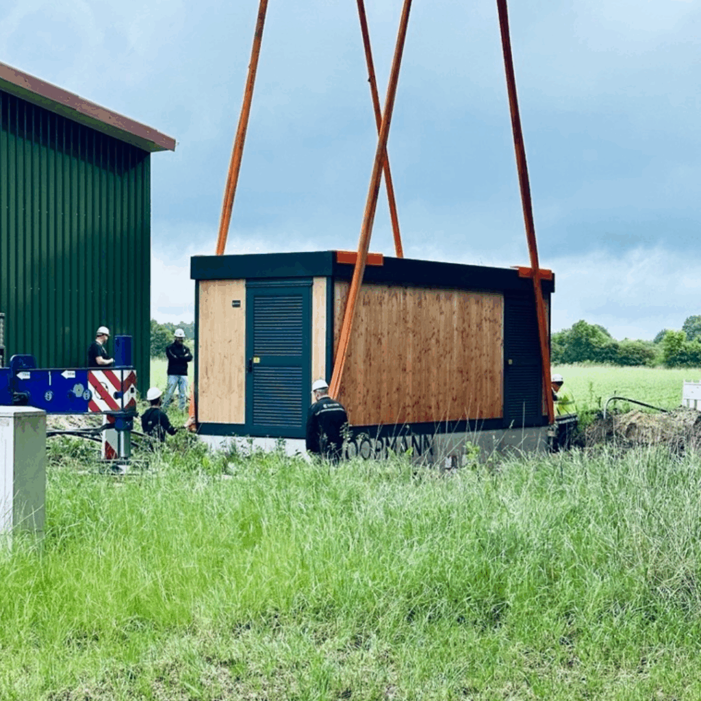 Montage der Koopmann Netzstation in Holzbauweise