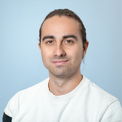 Portraitbild von Mitarbeiter Yannick Riley